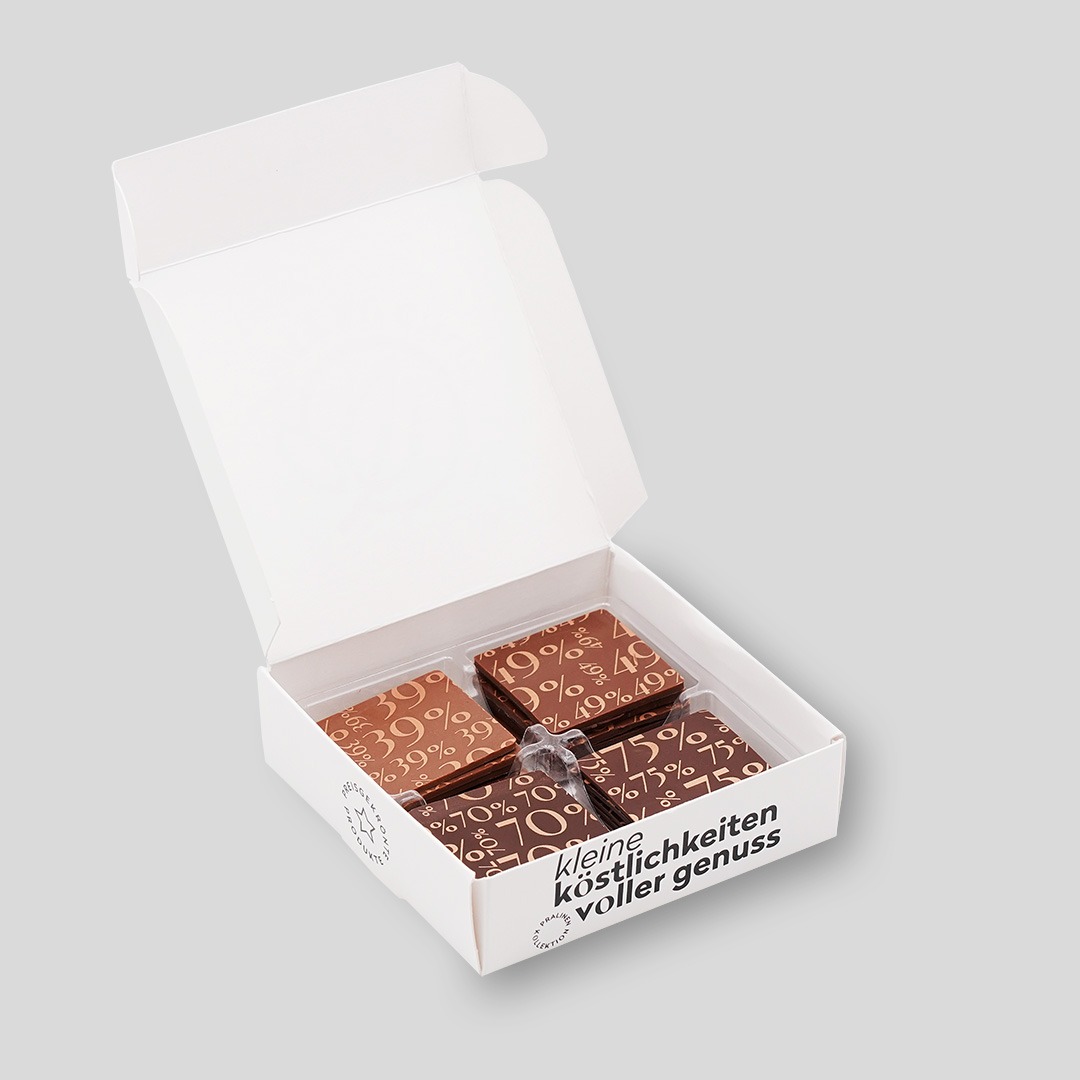 Weiße Schachtel geöffnet mit 4 verschiedenen Mini Täfelchen.