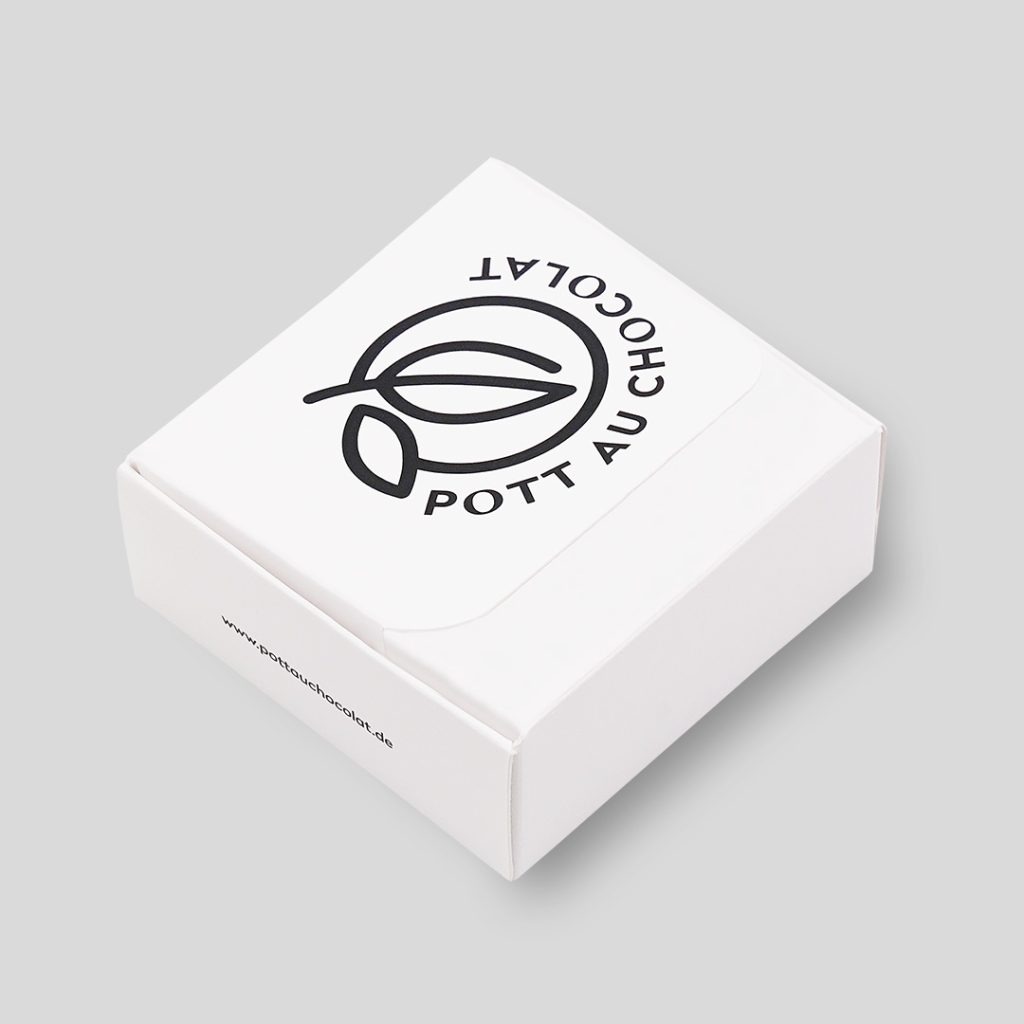 4er Pralinen Schachtel aus weißem Karton mit schwarzem Logo von Pott au Chocolat.