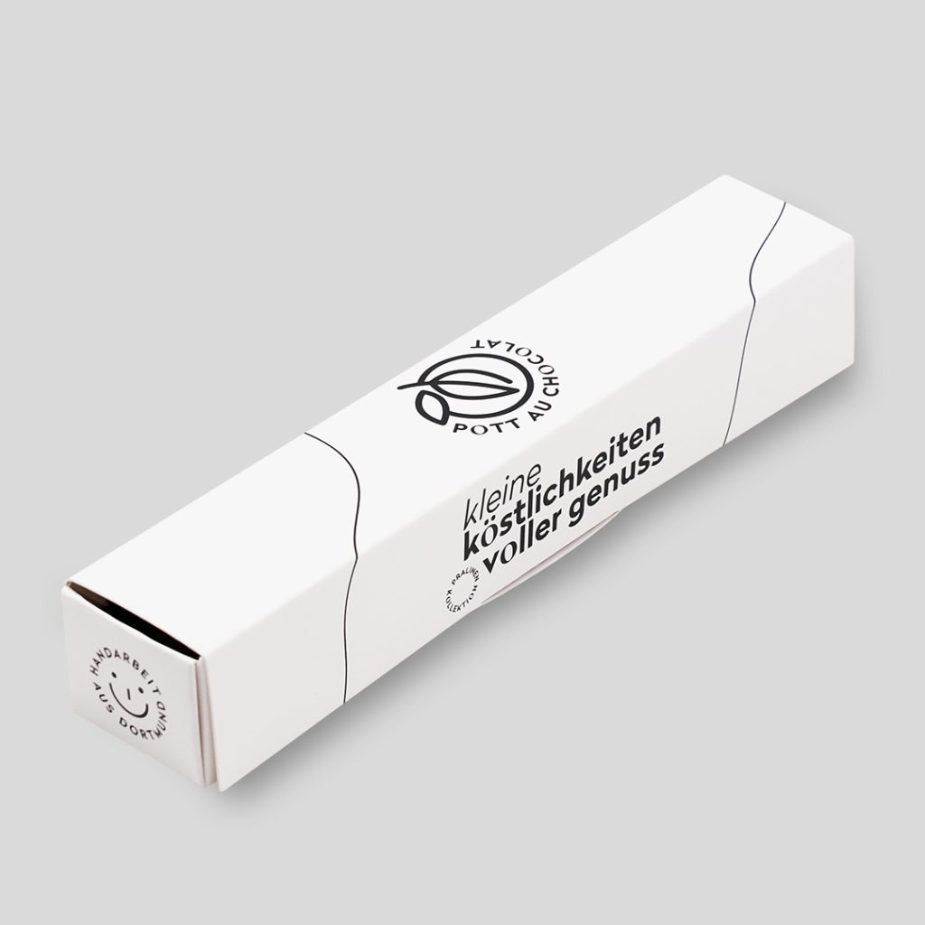 Pralinen-Stange aus weißem Karton für 6 Pralinen. Bedruckt mit Pott au Chocolat Logo und 'kleine Köstlichkeiten voller Genuss' in schwarz.