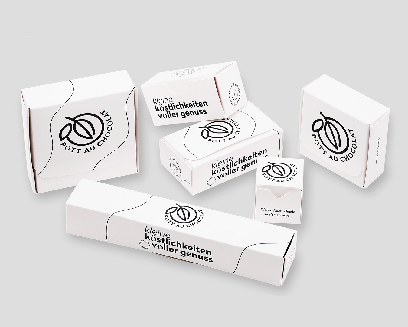 Mix verschiedener Verpackungen, die alle gleich gestaltet sind. Weißer Karton mit schwarzem Logo. Beispiele, welche Verpackungen personalisierbar sind