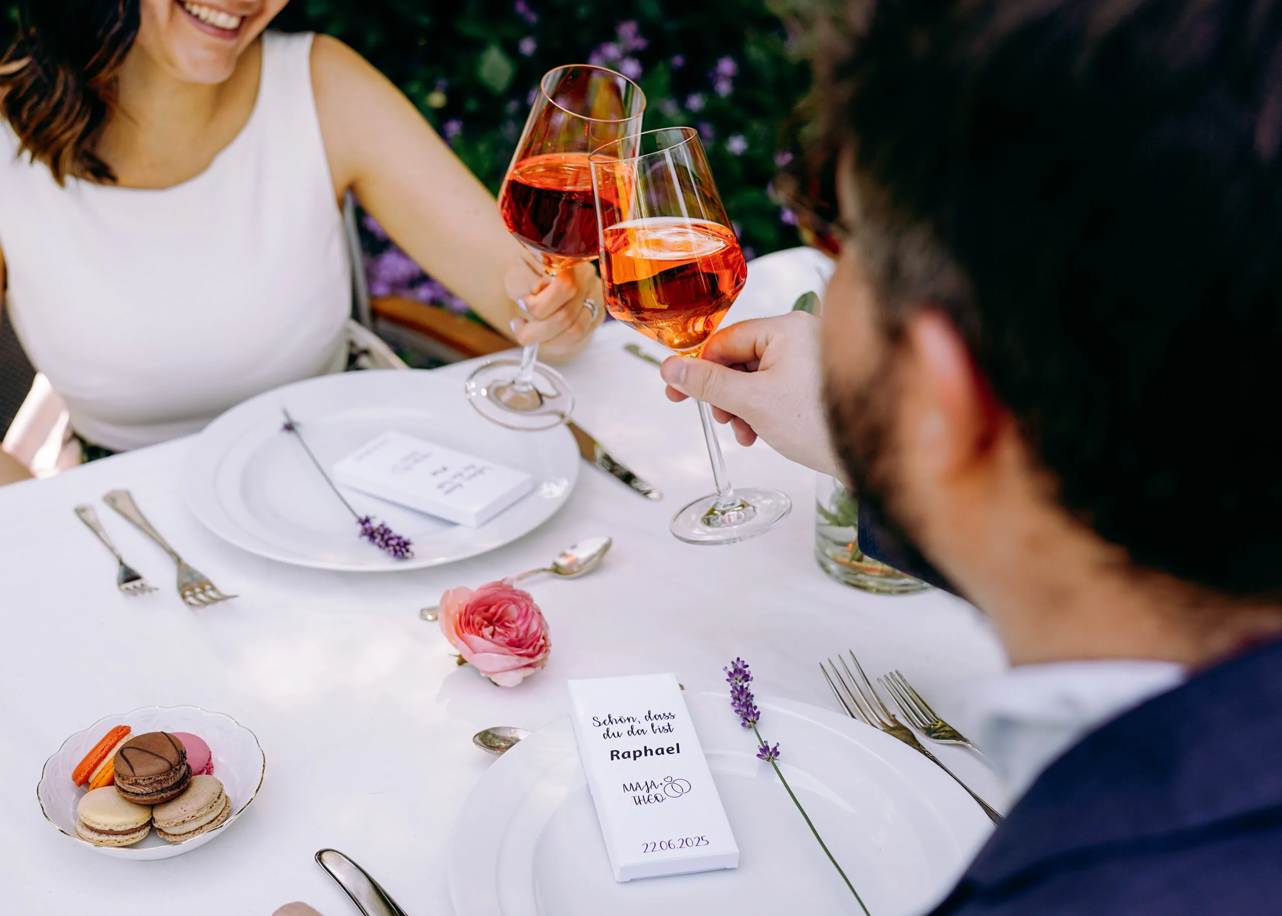 gedeckter Hochzeitstisch mit Tafelschokoladen