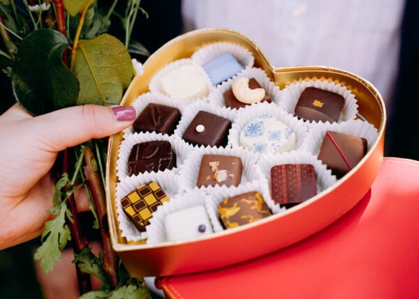 Pralinen in einer roten Box in Herzform