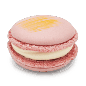 Rosafarbener Macaron mit weißer Ganache und einem goldenen Strich auf der oberen Macaron Hälfte