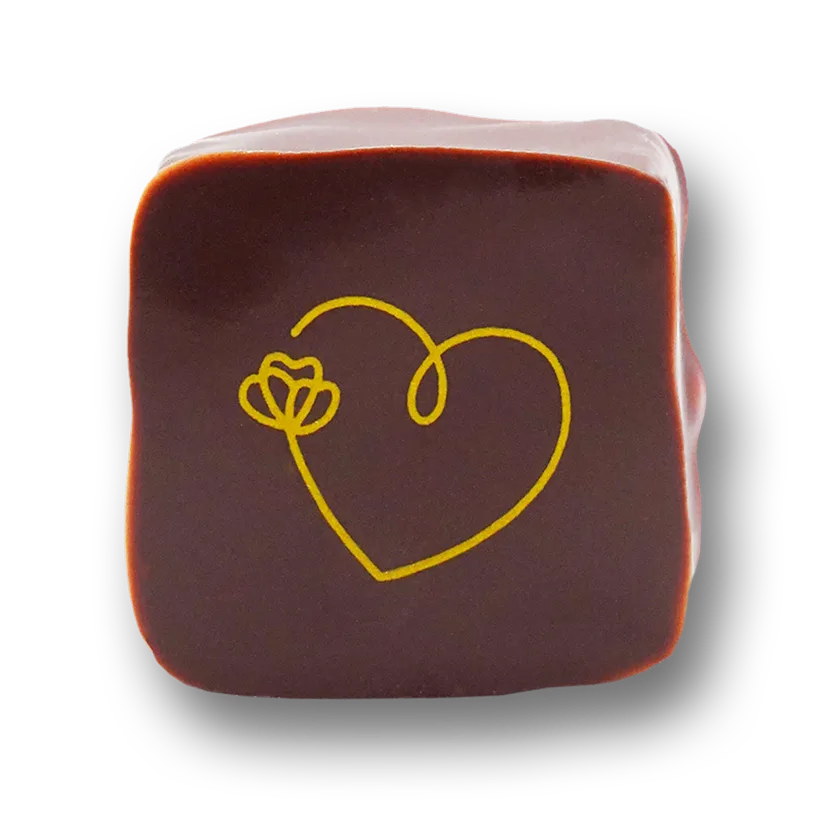Pott-au-chocolat Hochzeitspraline mit herz-Aufdruck in dunkler Schokolade