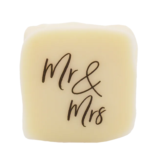Pott-au-chocolat Hochzeitspraline mit Aufdruck Mr & Mrs in weisser Schokolade