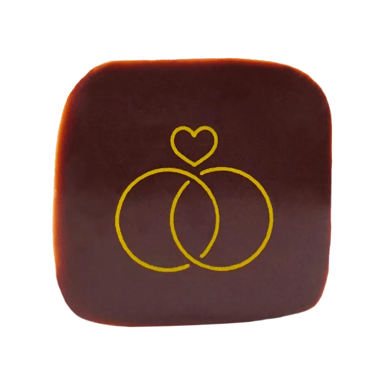 Pott-au-chocolat Hochzeitspraline mit ineinandergreifenden Ringen und Herz als Aufdruck in dunkler Schokolade