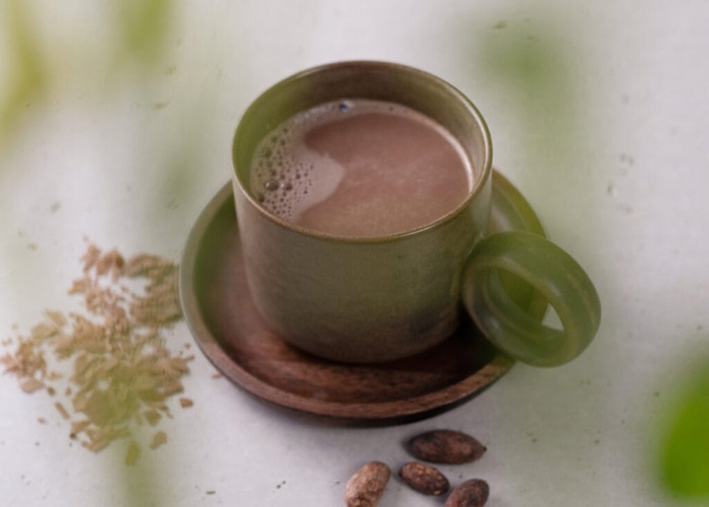 Eine Tasse mit Kakao