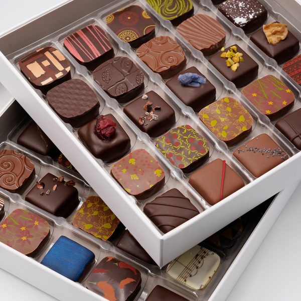 Detail der 50er Pralinenbox mit 2 Ebenen à 25 Pralinen.